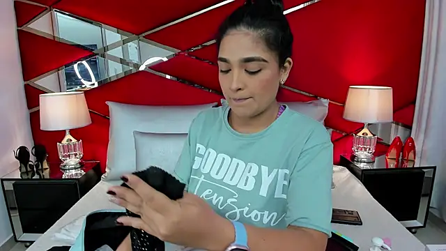 Snapshot of AdeleGray chatting on 12-29-24, 12:01 AdeleGray online show from 12-29-24, 12:01