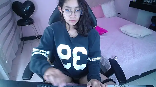 Lili Gomez  online show from 12-30-24, 04:19