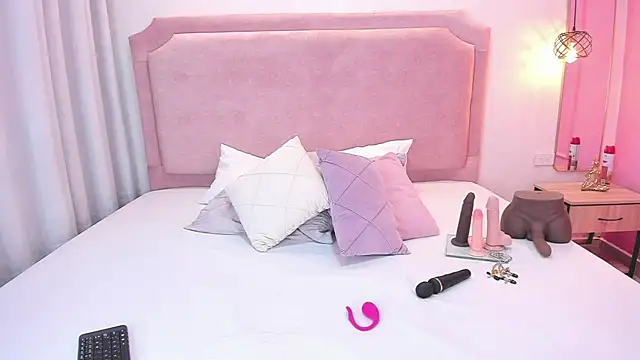 Snapshot of sophiawhite__ chatting on 03-19-25, 01:18 sophiawhite online show from 03-19-25, 01:18