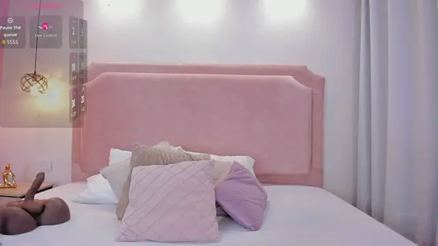 sophiawhite   online show from 09-30-25, 02:00