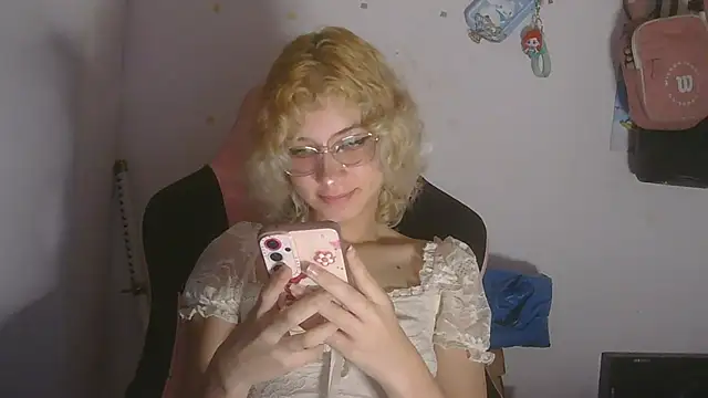 Snapshot of LadyhNigth chatting on 04-27-26, 11:25 LadyhNigth online show from 04-27-26, 11:25
