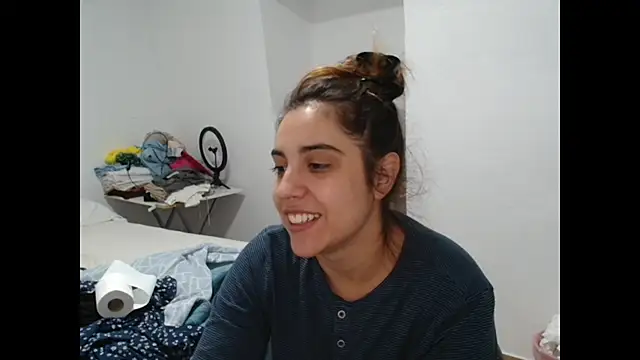 Snapshot of Ursumi1 chatting on 10-19-25, 04:29 Ursumi1 online show from 10-19-25, 04:29