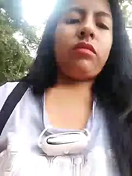 Snapshot of Danna-linyi chatting on 12-28-24, 01:06 Danna-linyi online show from 12-28-24, 01:06