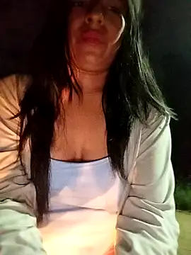 Snapshot of Danna-linyi chatting on 02-08-25, 01:22 Danna-linyi online show from 02-08-25, 01:22