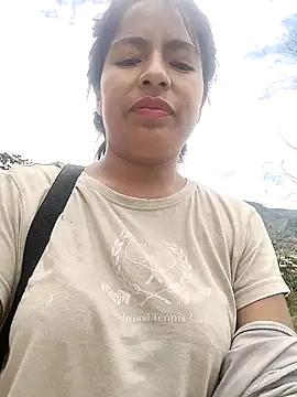 Snapshot of Danna-linyi chatting on 02-19-25, 06:10 Danna-linyi online show from 02-19-25, 06:10