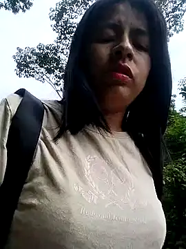 Snapshot of Danna-linyi chatting on 02-21-25, 02:59 Danna-linyi online show from 02-21-25, 02:59