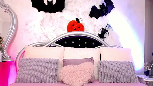 Snapshot of EuphoriaElle chatting on 10-15-25, 07:03 EuphoriaElle online show from 10-15-25, 07:03