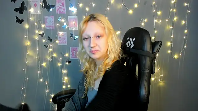 Snapshot of Lexy-Woorhez chatting on 02-05-25, 10:41 Lexy-Woorhez online show from 02-05-25, 10:41