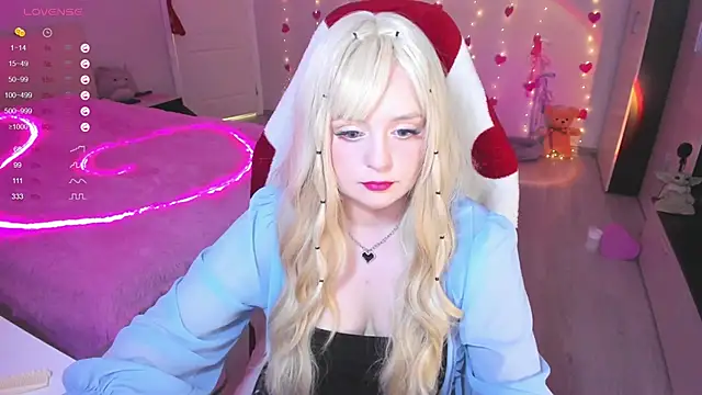 Snapshot of Amy_honey_angel chatting on 02-21-25, 01:55 Amy honey angel online show from 02-21-25, 01:55