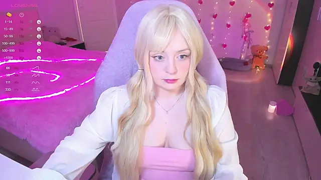 Snapshot of Amy_honey_angel chatting on 03-10-25, 09:21 Amy honey angel online show from 03-10-25, 09:21