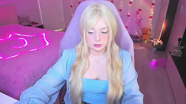 Snapshot of Amy_honey_angel chatting on 03-11-25, 08:41 Amy honey angel online show from 03-11-25, 08:41