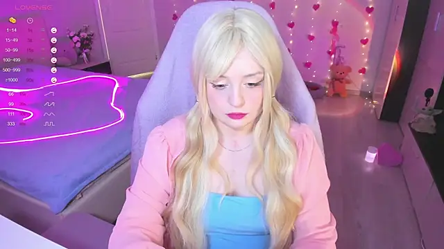 Snapshot of Amy_honey_angel chatting on 03-18-25, 09:31 Amy honey angel online show from 03-18-25, 09:31