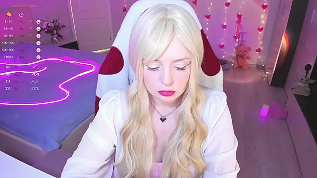 Snapshot of Amy_honey_angel chatting on 03-19-25, 12:01 Amy honey angel online show from 03-19-25, 12:01
