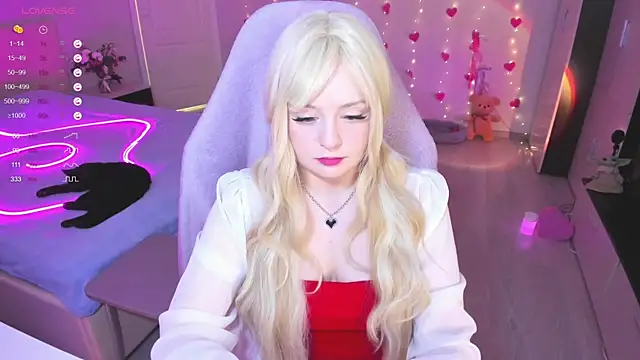 Snapshot of Amy_honey_angel chatting on 03-21-25, 09:45 Amy honey angel online show from 03-21-25, 09:45