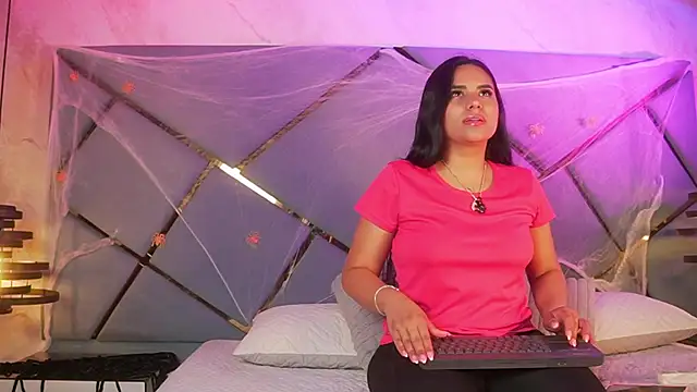 Snapshot of giorgia_13 chatting on 10-31-25, 03:07 giorgia 13 online show from 10-31-25, 03:07