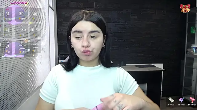 Snapshot of SaraBraun_ chatting on 12-21-24, 01:53 SaraBraun online show from 12-21-24, 01:53