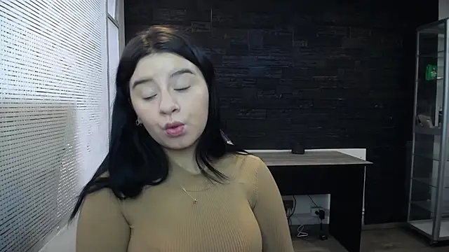 Snapshot of SaraBraun_ chatting on 12-29-24, 01:06 SaraBraun online show from 12-29-24, 01:06