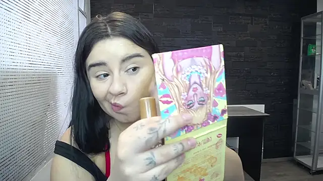 Snapshot of SaraBraun_ chatting on 12-30-24, 01:36 SaraBraun online show from 12-30-24, 01:36