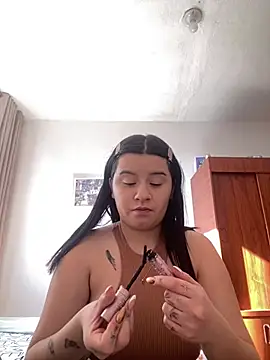 Snapshot of SaraBraun_ chatting on 01-21-25, 01:32 SaraBraun online show from 01-21-25, 01:32