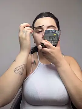 Snapshot of SaraBraun_ chatting on 09-26-25, 04:11 SaraBraun online show from 09-26-25, 04:11