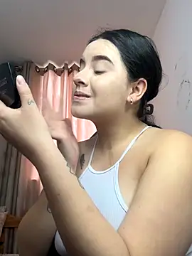 Snapshot of SaraBraun_ chatting on 10-14-25, 04:19 SaraBraun online show from 10-14-25, 04:19