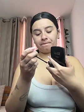 Snapshot of SaraBraun_ chatting on 10-24-25, 04:47 SaraBraun online show from 10-24-25, 04:47