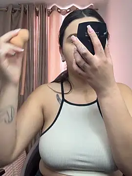 Snapshot of SaraBraun_ chatting on 10-27-25, 04:33 SaraBraun online show from 10-27-25, 04:33