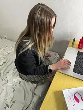 Snapshot of emo_couple chatting on 12-13-24, 12:20 emo couple online show from 12-13-24, 12:20
