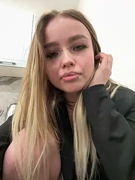 Snapshot of emo_couple chatting on 12-13-24, 04:22 emo couple online show from 12-13-24, 04:22