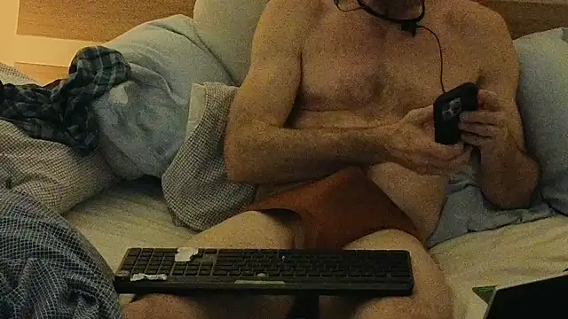 Snapshot of Twowellshapedheads chatting on 03-31-26, 10:43 Twowellshapedheads online show from 03-31-26, 10:43