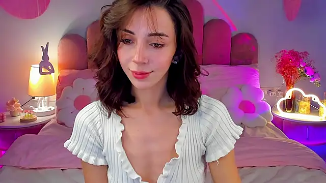 Snapshot of ElsaYoung chatting on 10-11-25, 07:01 ElsaYoung online show from 10-11-25, 07:01