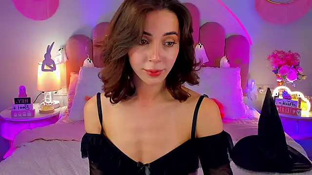 Snapshot of ElsaYoung chatting on 10-30-25, 08:09 ElsaYoung online show from 10-30-25, 08:09