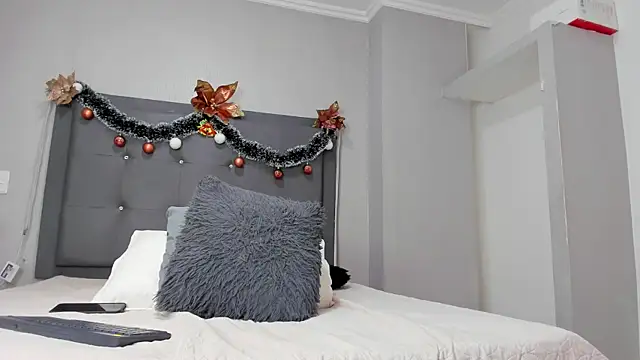 Snapshot of Milaspetite chatting on 12-14-24, 10:50 Milaspetite online show from 12-14-24, 10:50
