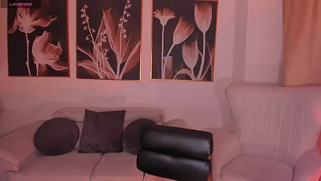 Snapshot of MiaFarrell_ chatting on 02-13-26, 06:37 MiaFarrell online show from 02-13-26, 06:37