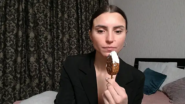 Snapshot of Lesyisme chatting on 01-25-25, 01:43 Lesyisme online show from 01-25-25, 01:43