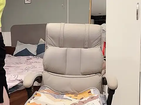 Eva-Public online show from 02-18-25, 04:37