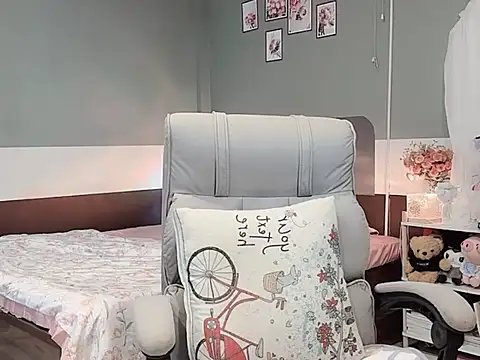 Eva-Public online show from 03-19-25, 04:47