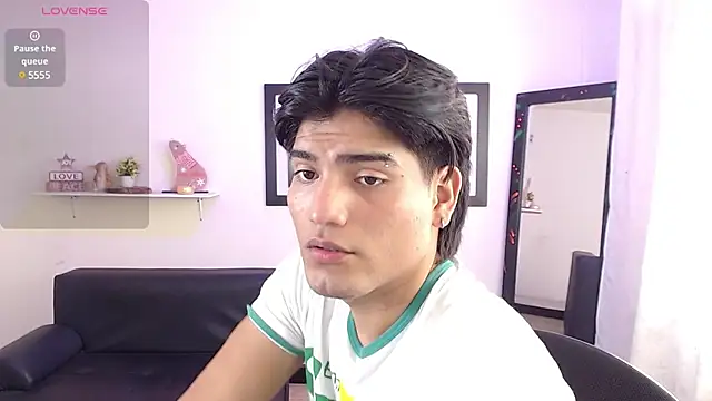 Snapshot of Bigmark18 chatting on 12-19-24, 08:23 Bigmark18 online show from 12-19-24, 08:23