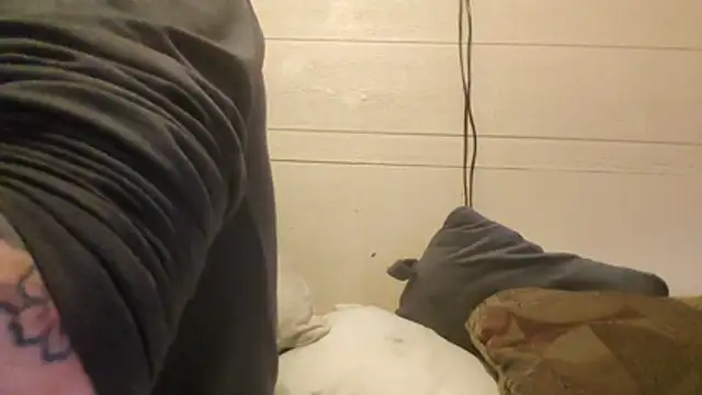 Snapshot of Huntzg23 chatting on 02-15-26, 07:51 Huntzg23 online show from 02-15-26, 07:51