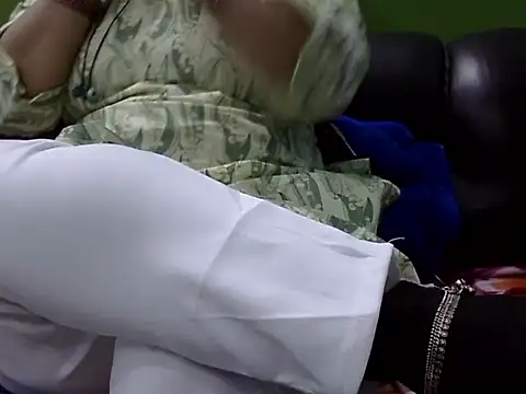 Housewife12 online show from 12-16-25, 07:35