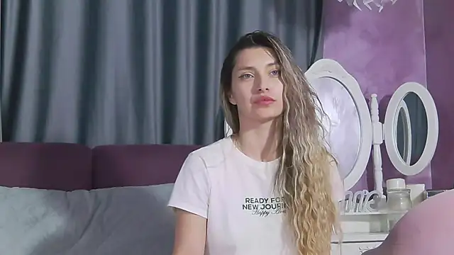 Snapshot of JustEmma chatting on 02-05-25, 05:20 JustEmma online show from 02-05-25, 05:20