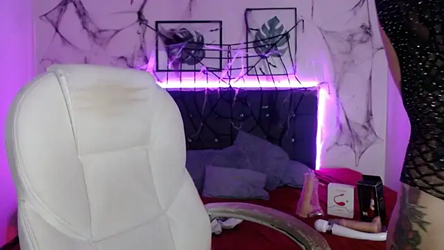 mia collens online show from 10-21-25, 01:06