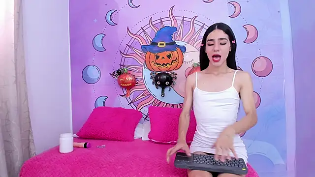 Mariana 16  online show from 10-28-25, 07:38