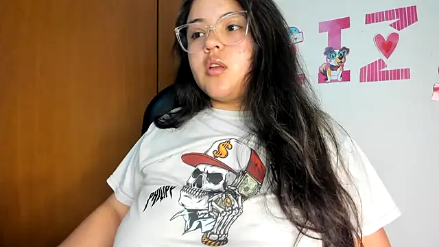 Snapshot of lizzie_c chatting on 02-13-25, 04:32 lizzie c online show from 02-13-25, 04:32