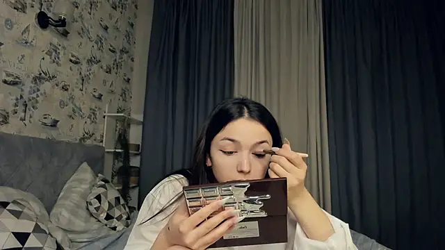 Snapshot of LilianGrindle chatting on 01-21-25, 06:12 LilianGrindle online show from 01-21-25, 06:12