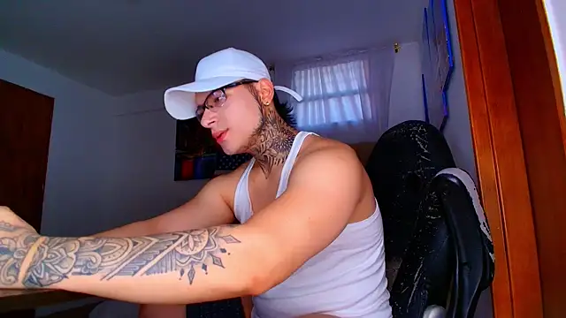 Snapshot of DennisWalkerr chatting on 09-23-25, 10:24 DennisWalkerr online show from 09-23-25, 10:24