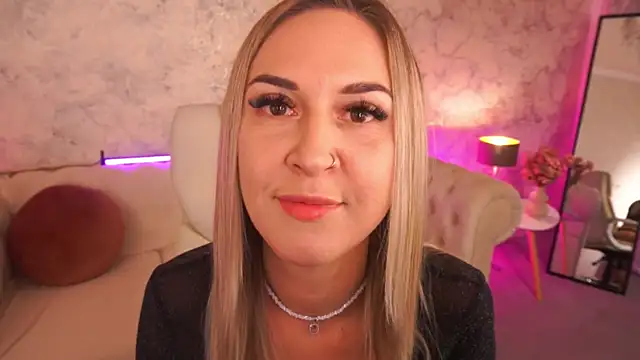 Snapshot of LovelyMollyy chatting on 10-26-25, 11:20 LovelyMollyy online show from 10-26-25, 11:20