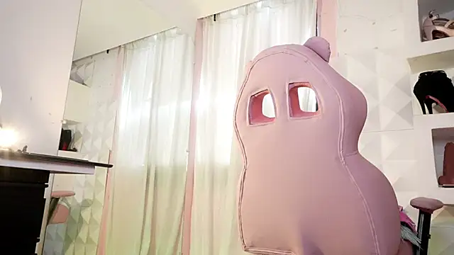 Snapshot of Mara-Bella chatting on 02-13-26, 04:47 Mara-Bella online show from 02-13-26, 04:47