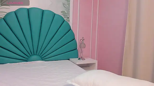 Daphne Fox  online show from 02-23-25, 09:00