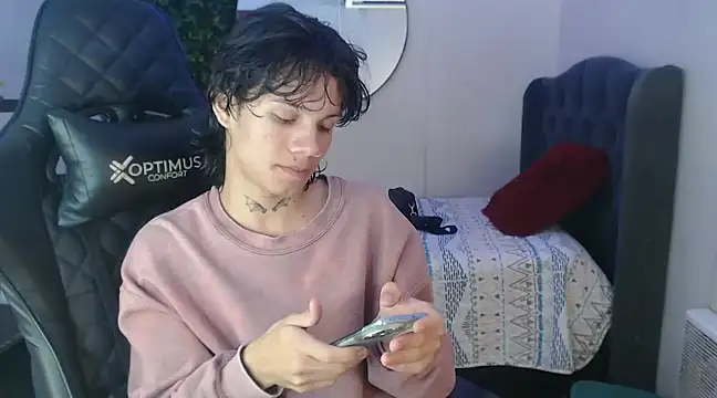 Snapshot of andy_dan18 chatting on 01-06-25, 01:30 andy dan18 online show from 01-06-25, 01:30